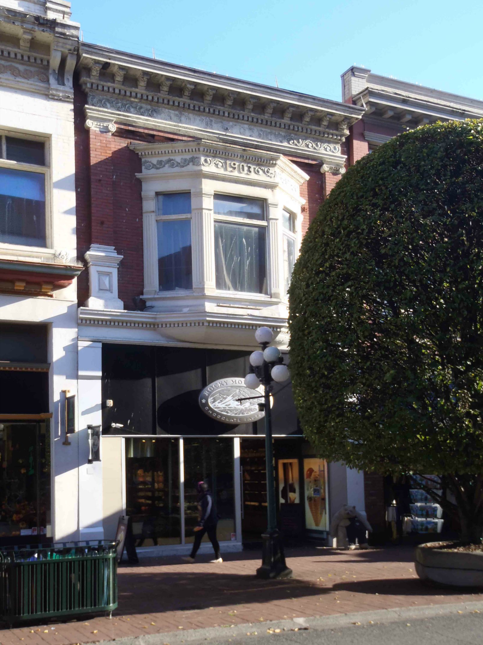 909 Government Street, designed by architects Thomas Hooper and C. Elwood Watkins. Built in 1903. (photo by Victoria Online Sightseeing Tours)