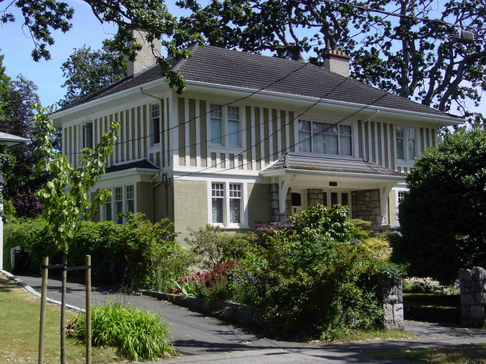 1025 Moss Street, designed by architect Samuel Maclure in 1912-13 for George and Josephine Richardson. This photo was taken in 2005, before the hedges obscured the street view of this Heritage house.