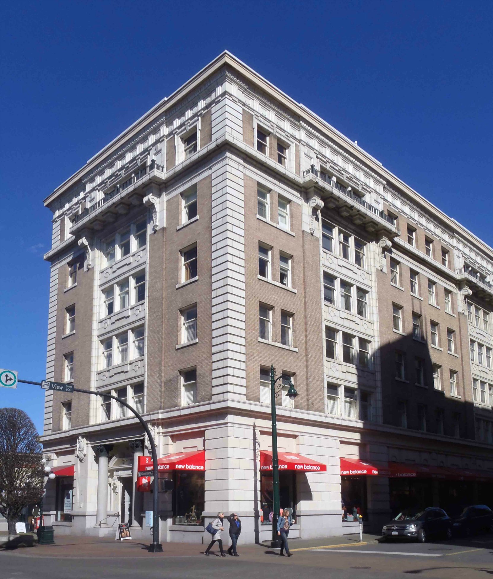 The Union Bank of Canada building, 1205 Government Street and 612-618 View Street. Built in 1912 by architect A.Arthur Cox for the Union Bank of Canada. (photo by Victoria Online Sightseeing Tours)