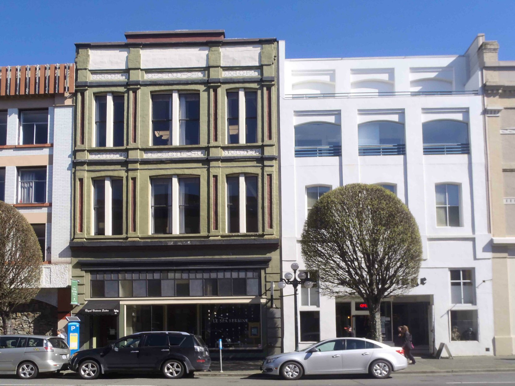 1407 Government Street (right), built in 1889, and 1411 Government Street (left), built in 1891. (photo by Victoria Online Sightseeing Tours)