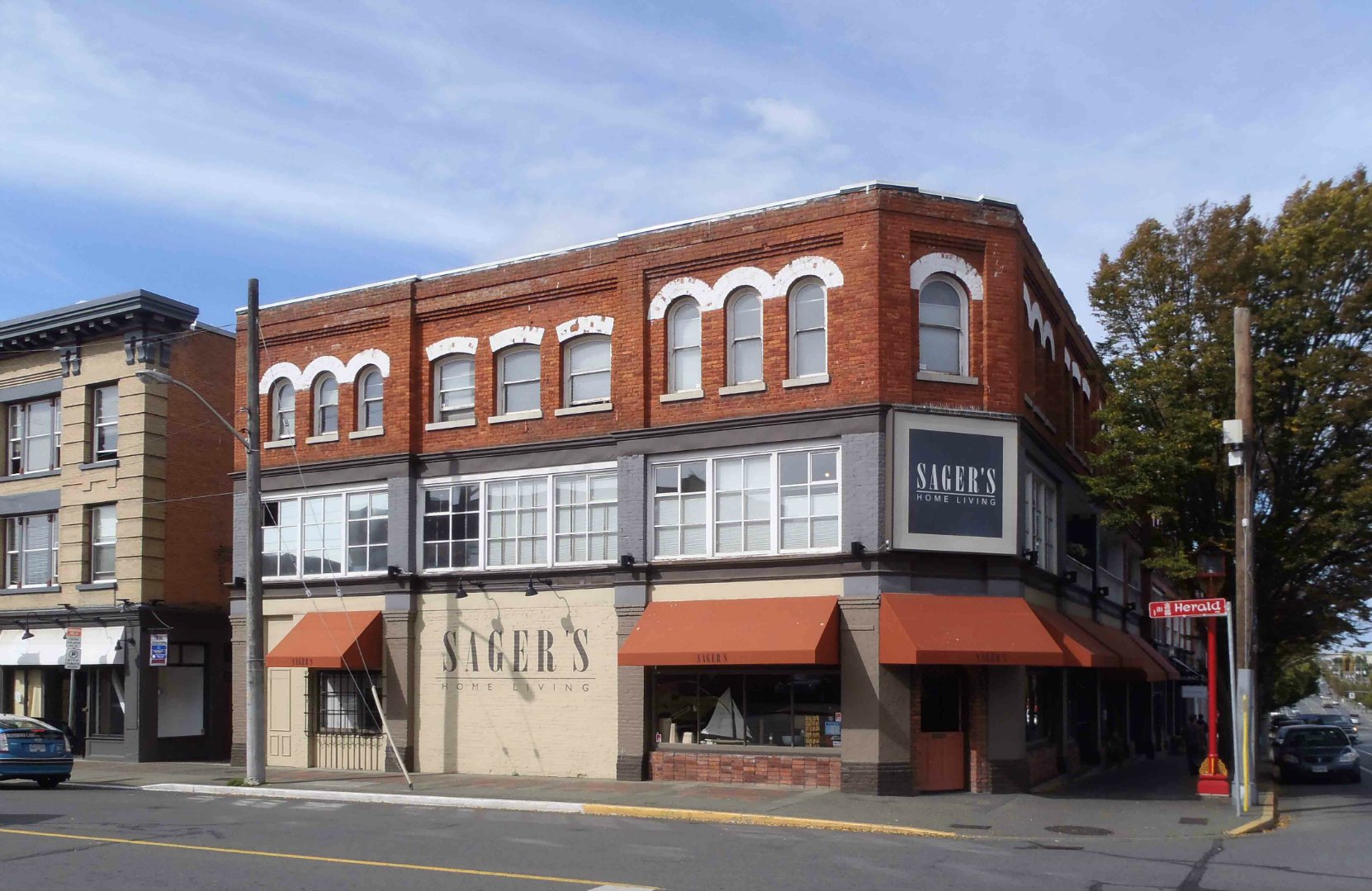 1802-1826 Government Street was built in 1910 by architects Thomas Hooper and C. Elwood Watkins for Lim Dat. (photo by Victoria Online Sightseeing Tours)