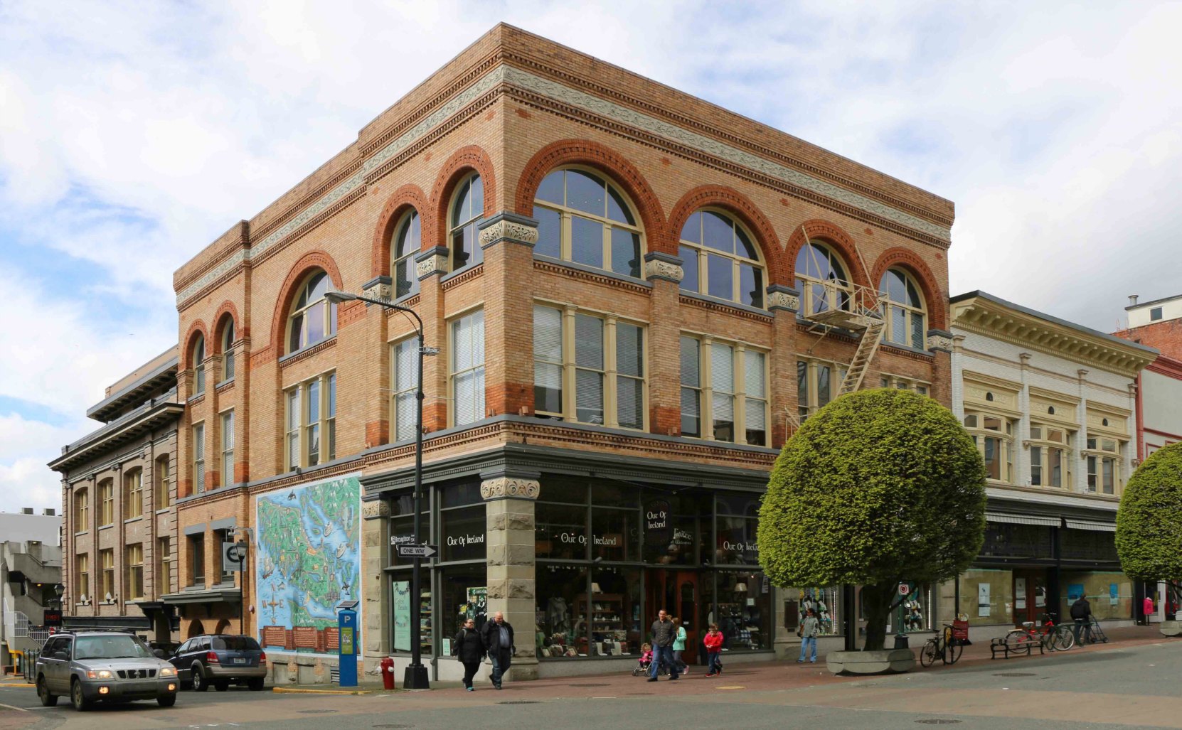 The Vernon Block, 1000-1002 Government Street, built in 1900 by architect Thomas Hooper for Charles Vernon (photo by Victoria Online Sightseeing Tours)