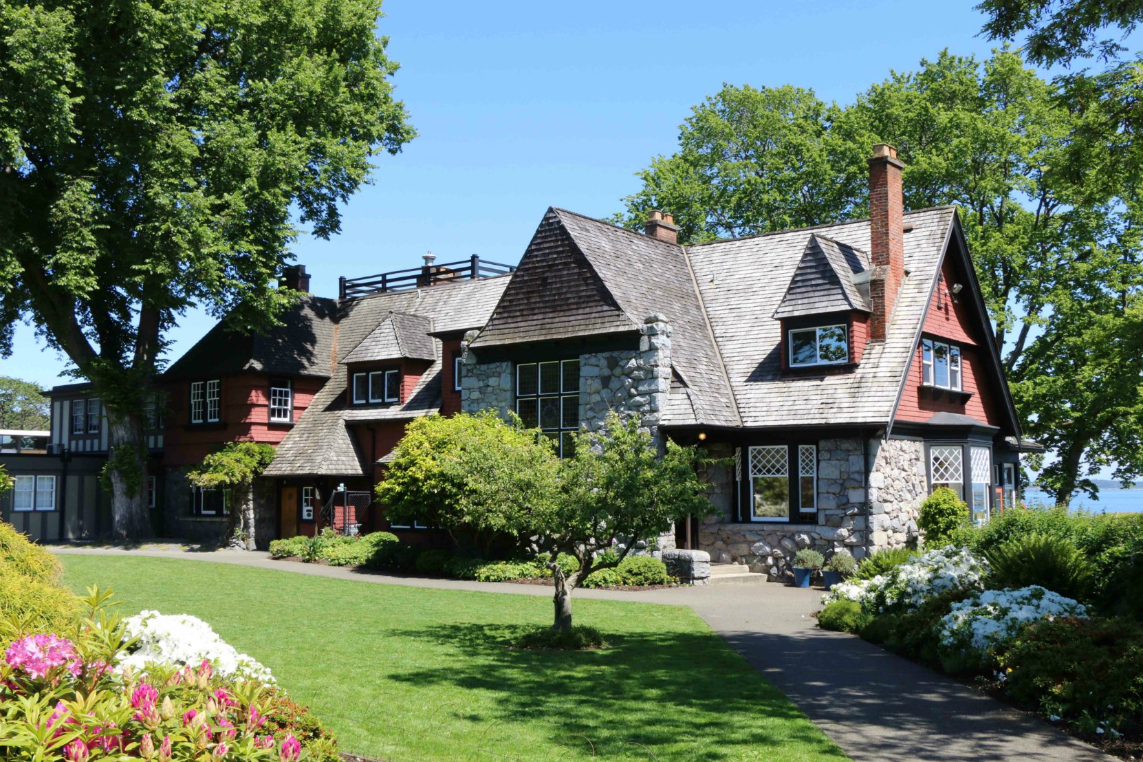 1701 Beach Drive, Iechinihil (now Glenlyon Norfolk School). Built in 1898 by architect Francis Rattenbury as his personal residence.