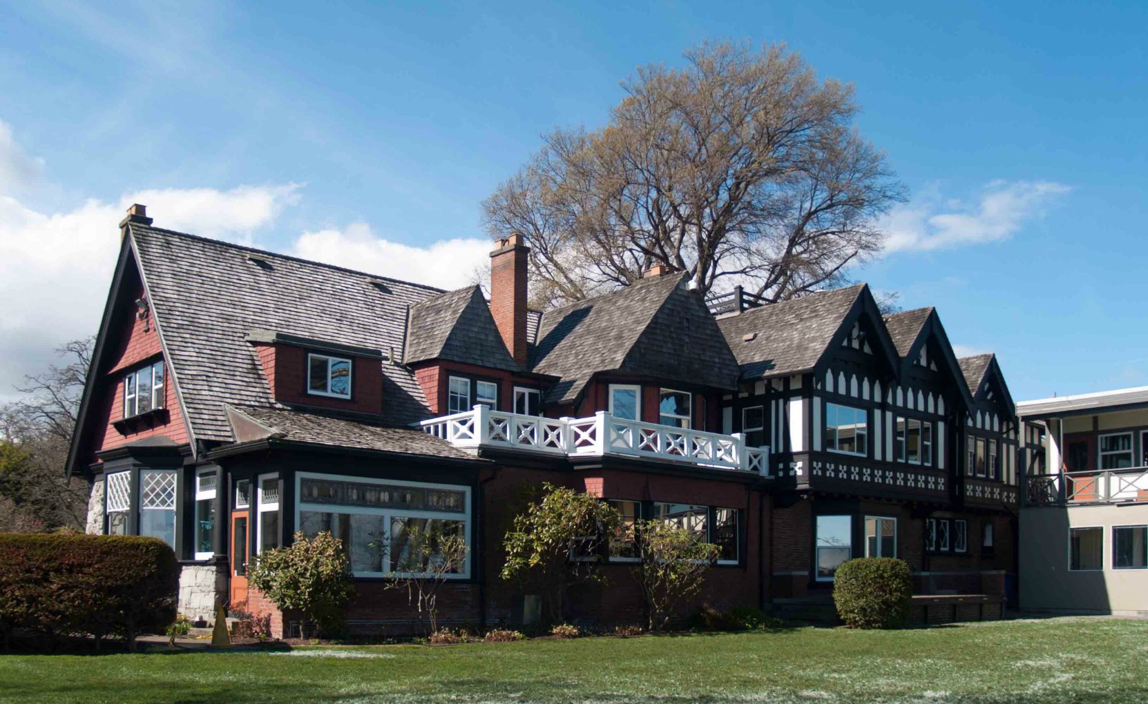 1701 Beach Drive, east, or waterfront, elevation. The left half of the building was the original 1898 house. The Tudor section on the right was the 1913 addition. The structure at the extreme right is a later addition by Glenlyon Norfolk School.