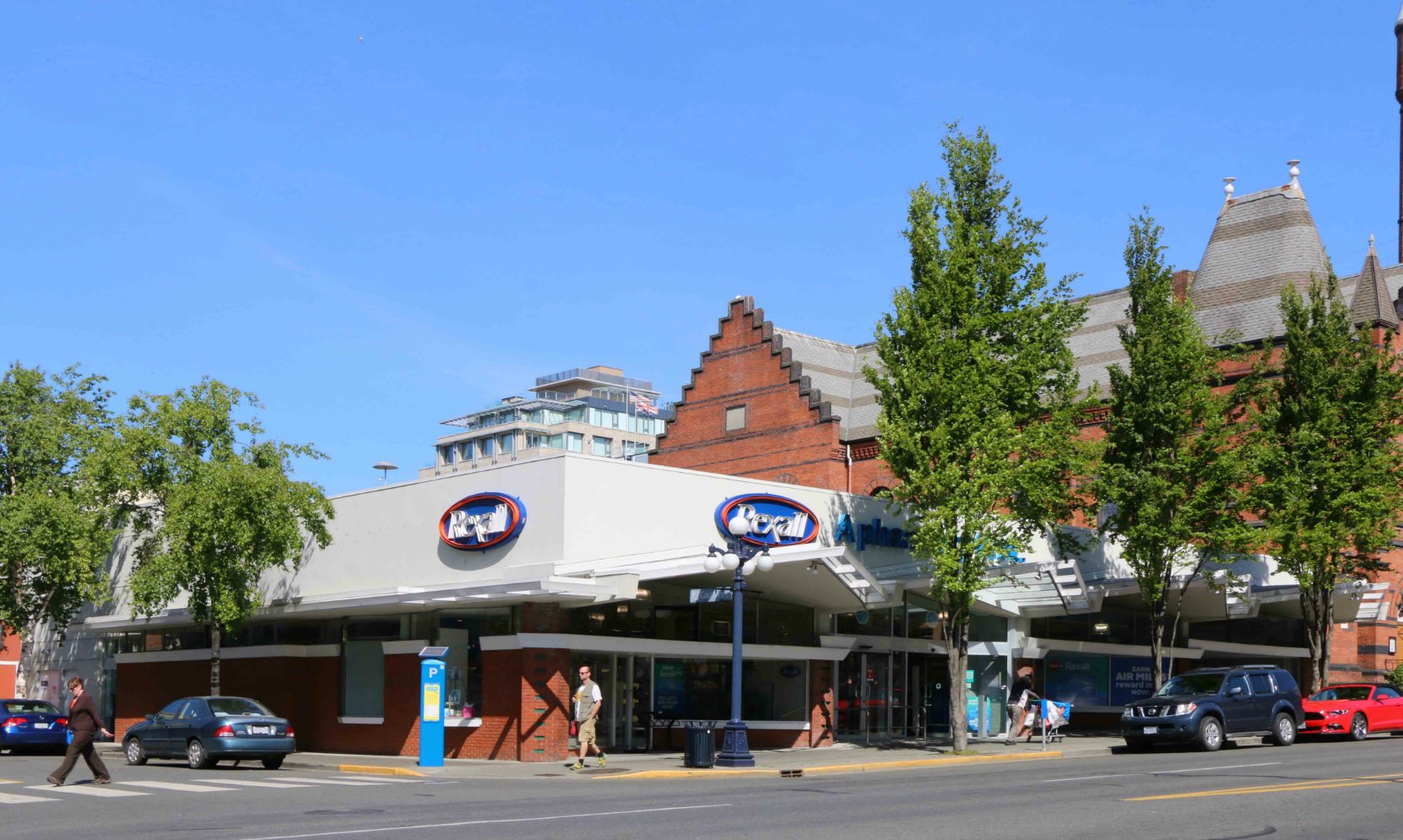 912 Douglas Street, now occupied by Rexall Drugs, was built in 1953 by architect John Di Castri for Ballantyne's Florists (photo by Victoria Online Sightseeing Tours)