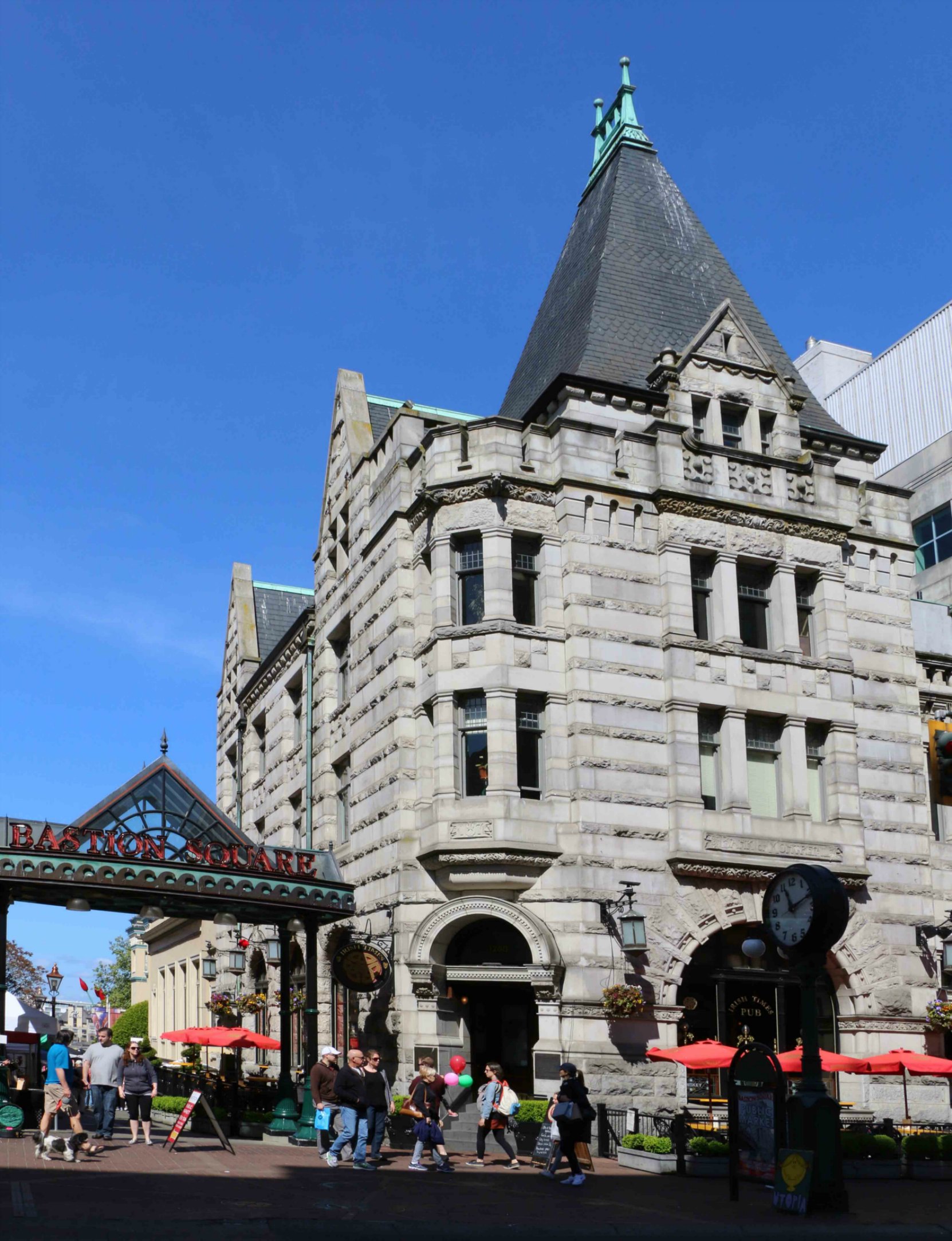 1200 Government Street, built in 1897 for the Bank of Montreal by architect Francis Rattenbury. It is now the Irish Times Pub. (photo by Victoria Online Sightseeing Tours)