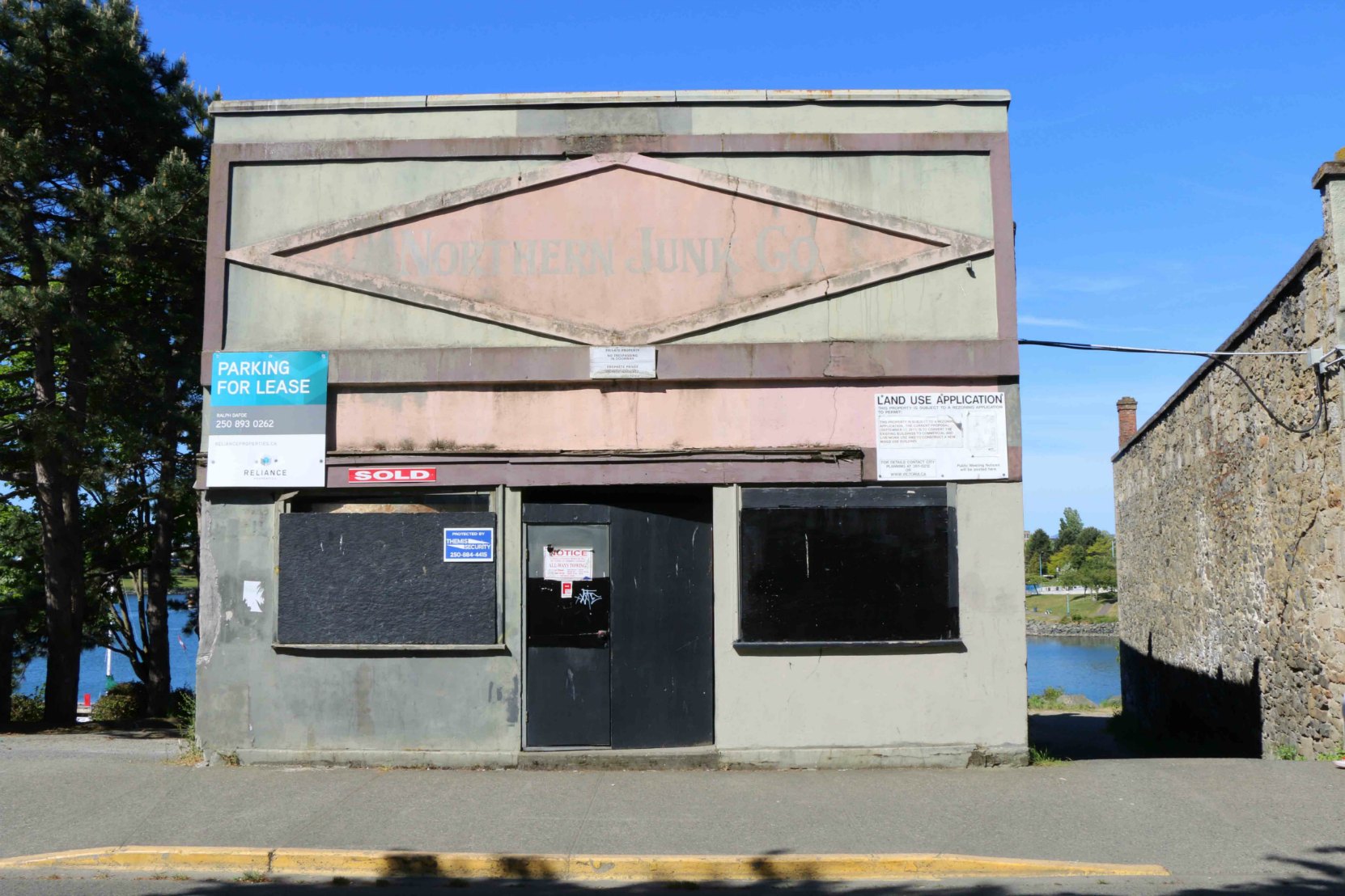 1314 Wharf Street, built circa 1860 or possibly earlier. Along with the adjacent building at 1316-1318 Wharf Street it is one of the earliest surviving commercial buildings in Victoria. (photo by Victoria Online Sightseeing Tours)