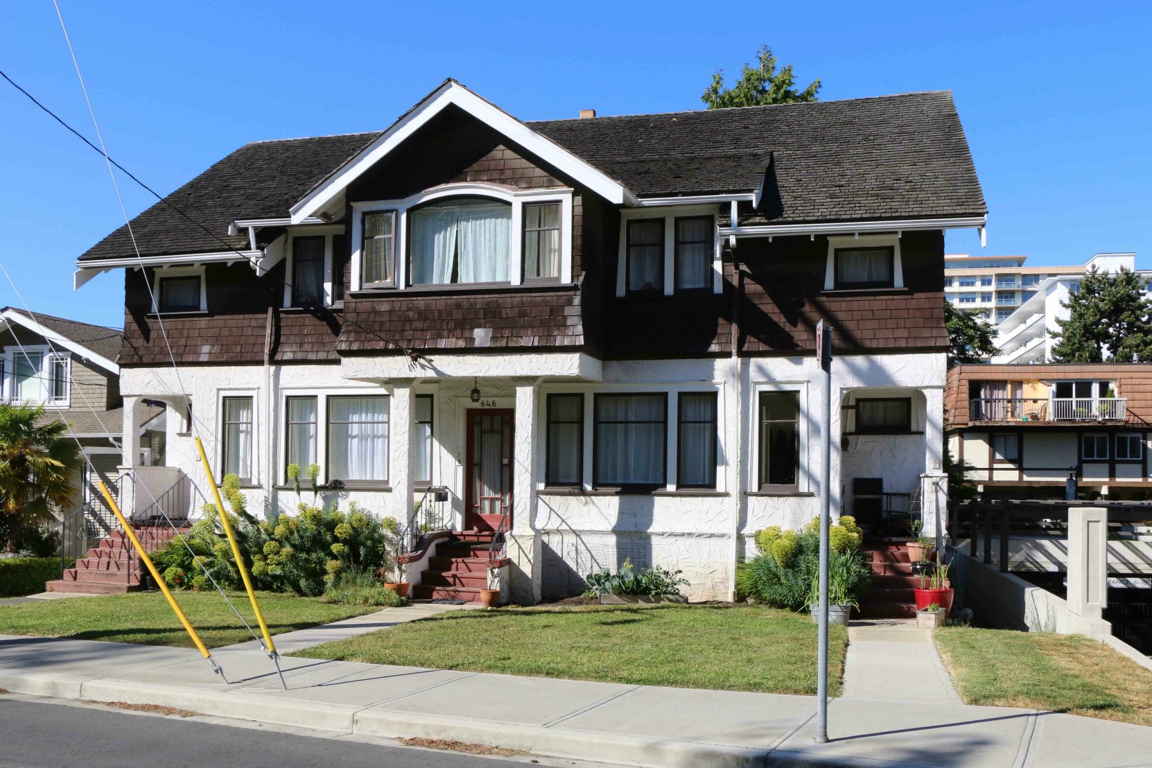 Emily Carr's House of All Sorts, 642-646 Simcoe Street, built in 1913 (photo by Victoria Online Sightseeing)