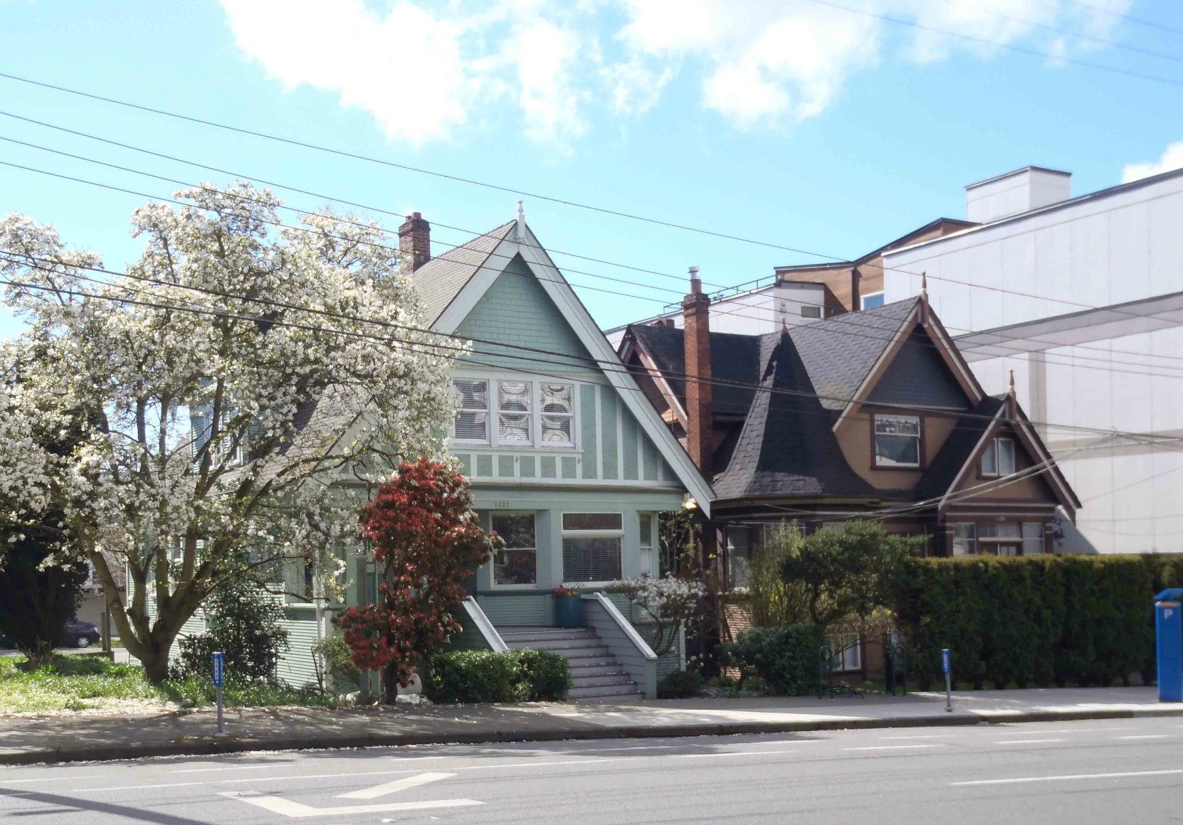 1125 Fort Street (right) and 1127 Fort Street (left) (photo by Victoria Online Sightseeing)