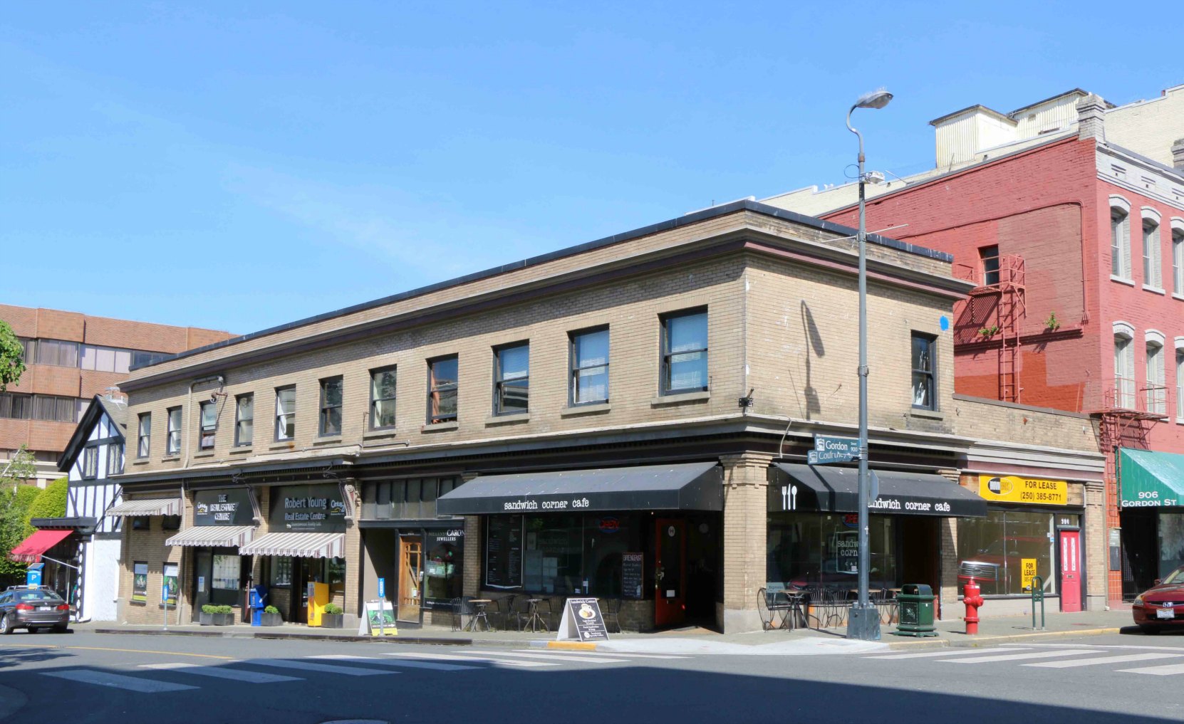 600-610 Courtney Street, built in 1913 for hotelier Stephen Jones (photo by Victoria Online Sightseeing Tours)