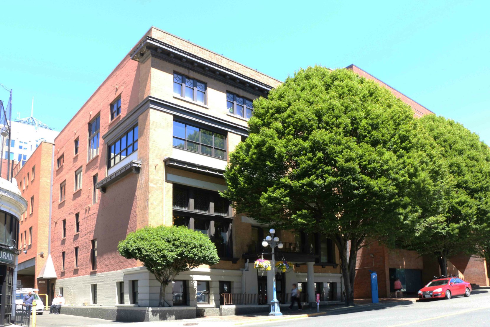 716 Courtney Street, built in 1911 as the Alexandra Ladies Club (photo by Victoria Online Sightseeing Tours)