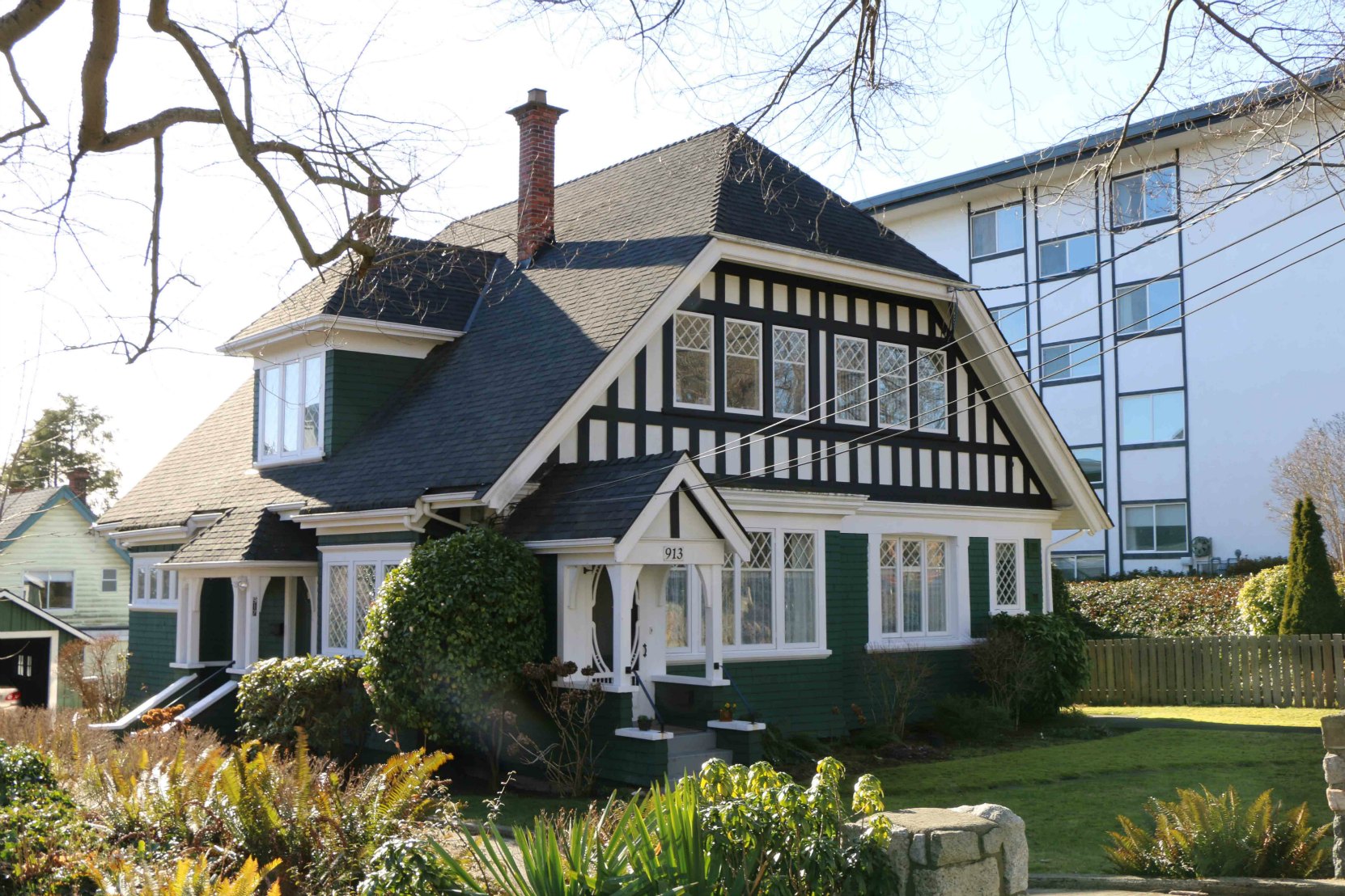 913 Burdett Street, built by Samuel Maclure in 1904 for Cecil Roberts (photo by Victoria Online Sightseeing Tours)