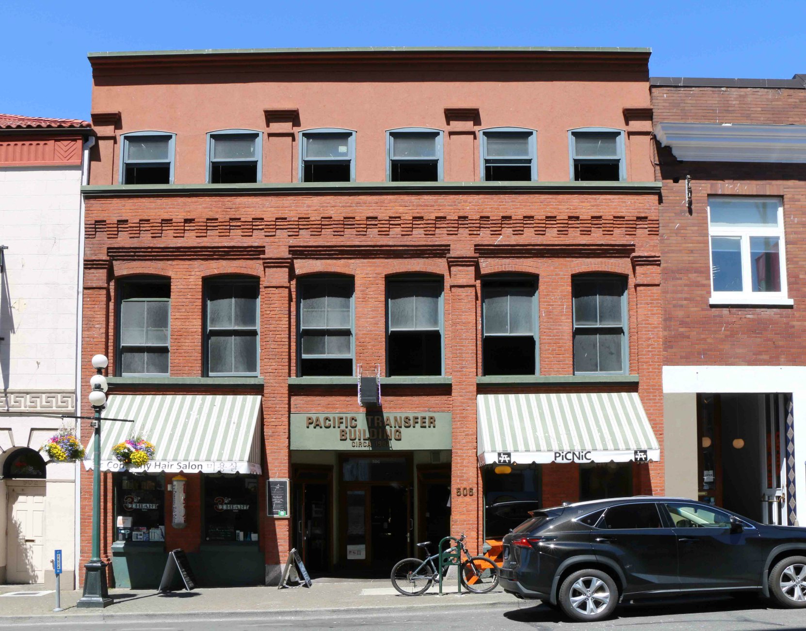 506-508 Fort Street, built in 1902 by architect J.C.M. Keith for the Pacific Transfer Company (photo by Victoria Online Sightseeing Tours)