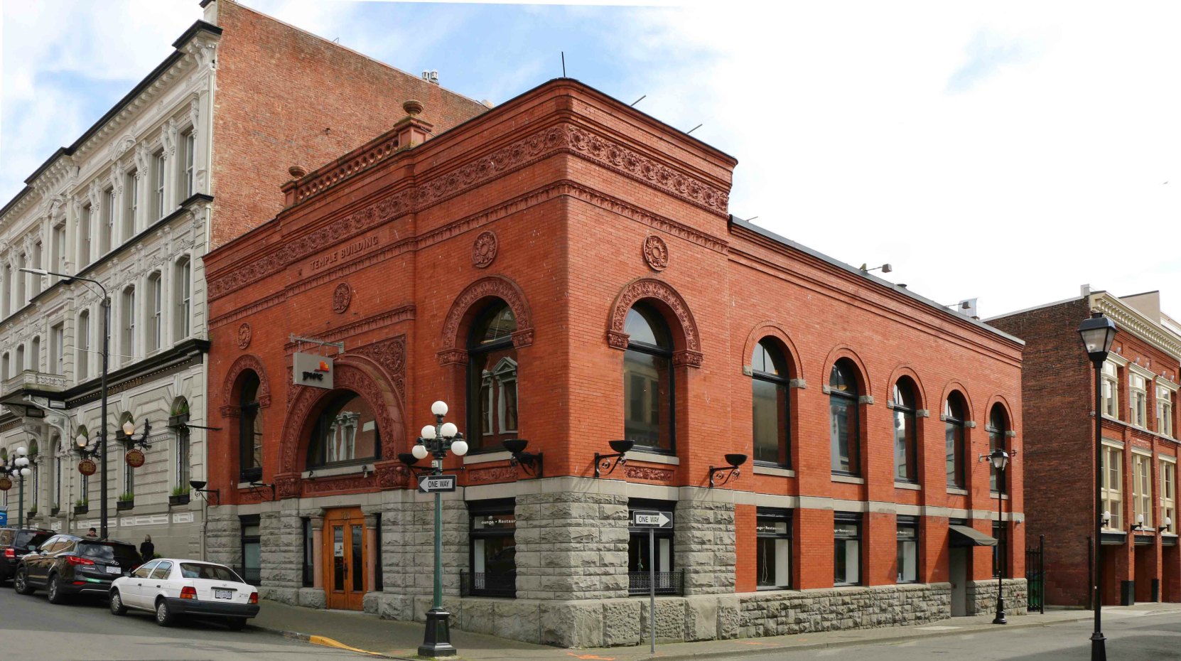 The Temple Building, 525 Fort Street. Designed by architect samuel Maclure in 1893 for Robert Ward & Co. (photo by Victoria Online Sightseeing Tours)