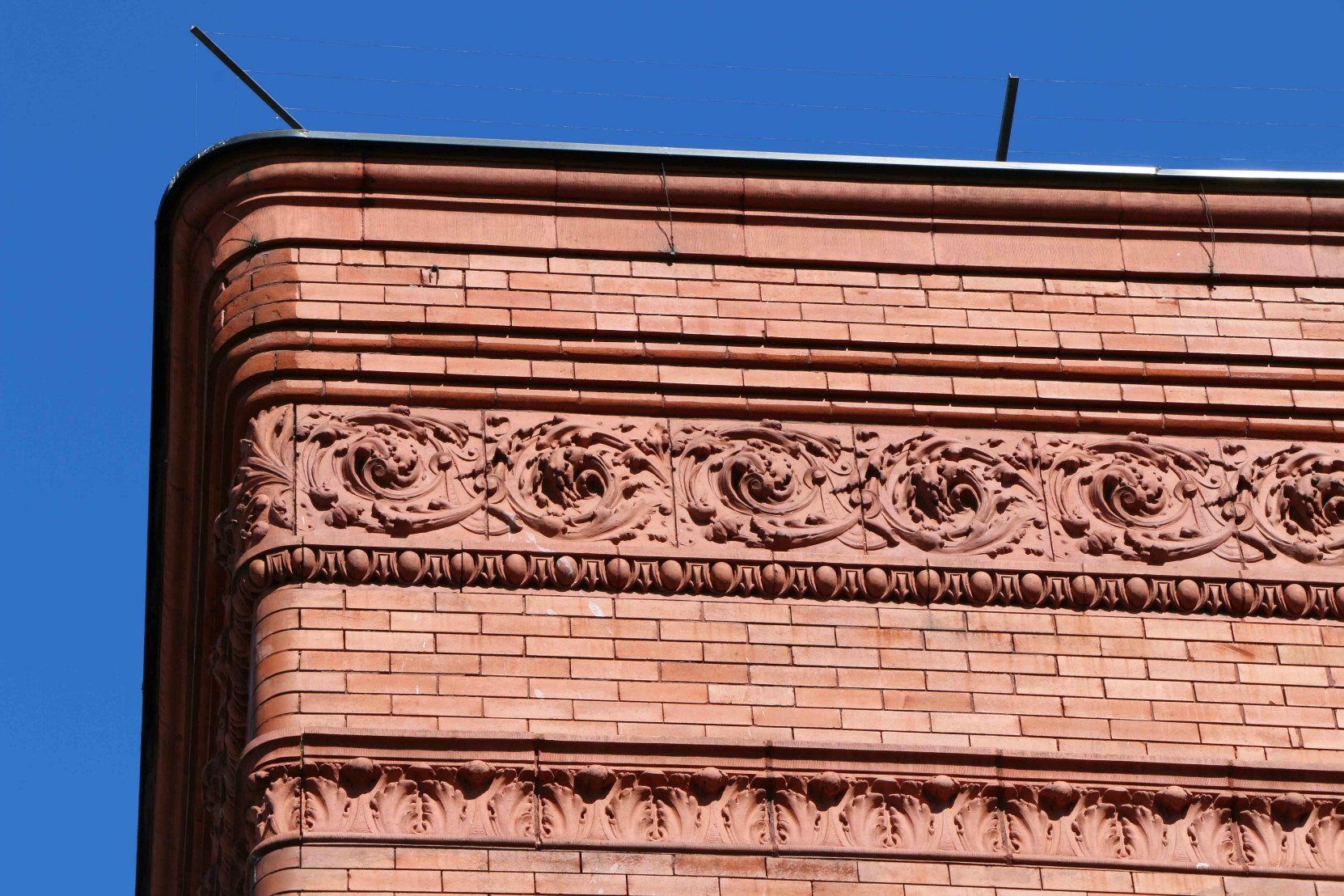 Architectural detail on the Temple Building, 525 Fort Street, designed by architect Samuel Maclure (photo by Victoria Online Sightseeing Tours)