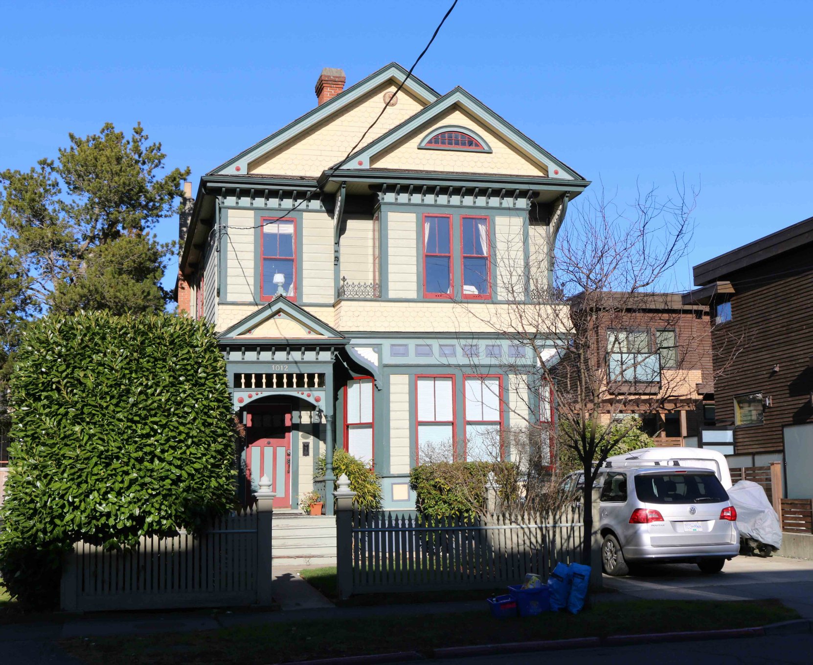 1012 Rishardson Street, built in 1892 by architect John Teague. (photo by Victoria Online Sightseeing Tours)