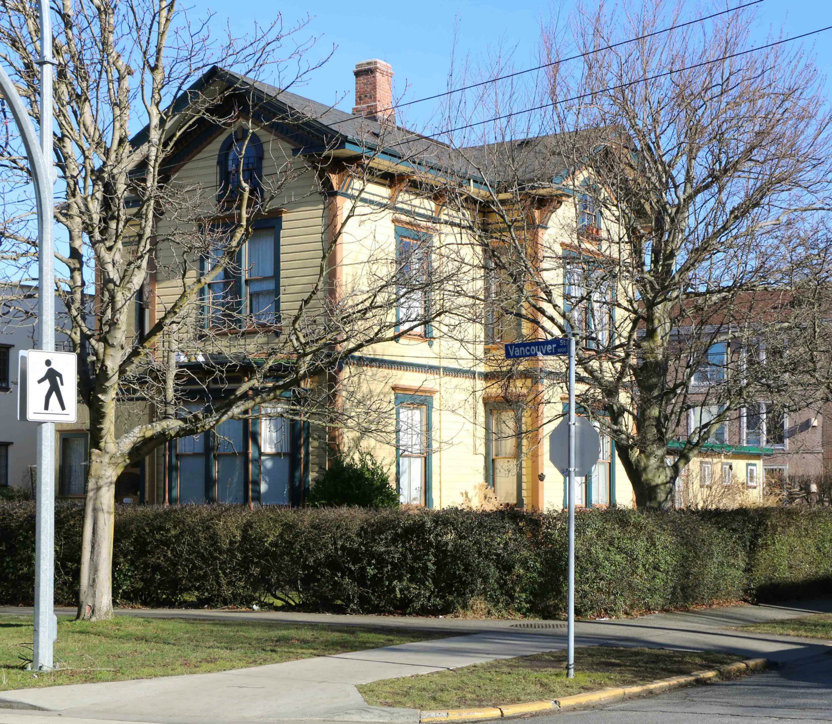 1003 Vancouver Street, built in 1885 by architect John Teague for Charles Hayward, a former Mayor of Victoria. It is now apartments. (photo: Victoria Online Sightseeing Tours)