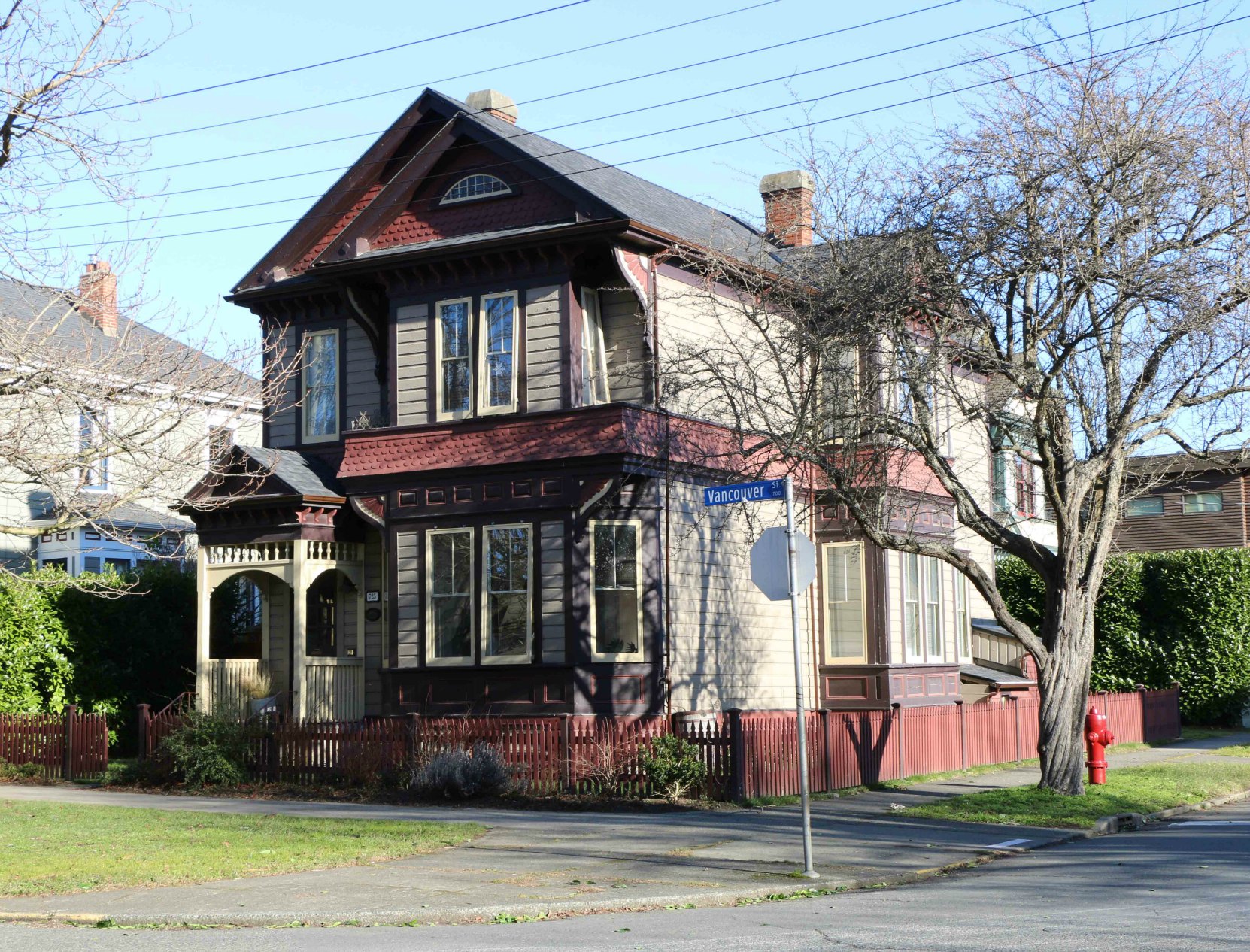 725 Vancouver Street, designed and built in 1892 by architect John Teague (photo by Victoria Online Sightseeing Tours)