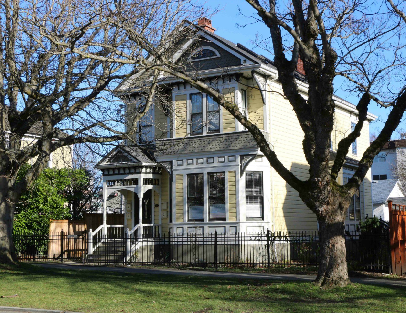 737 Vancouver Street, designed and built in 1892 by architect John Teague (photo by Victoria Online Sightseeing Tours)