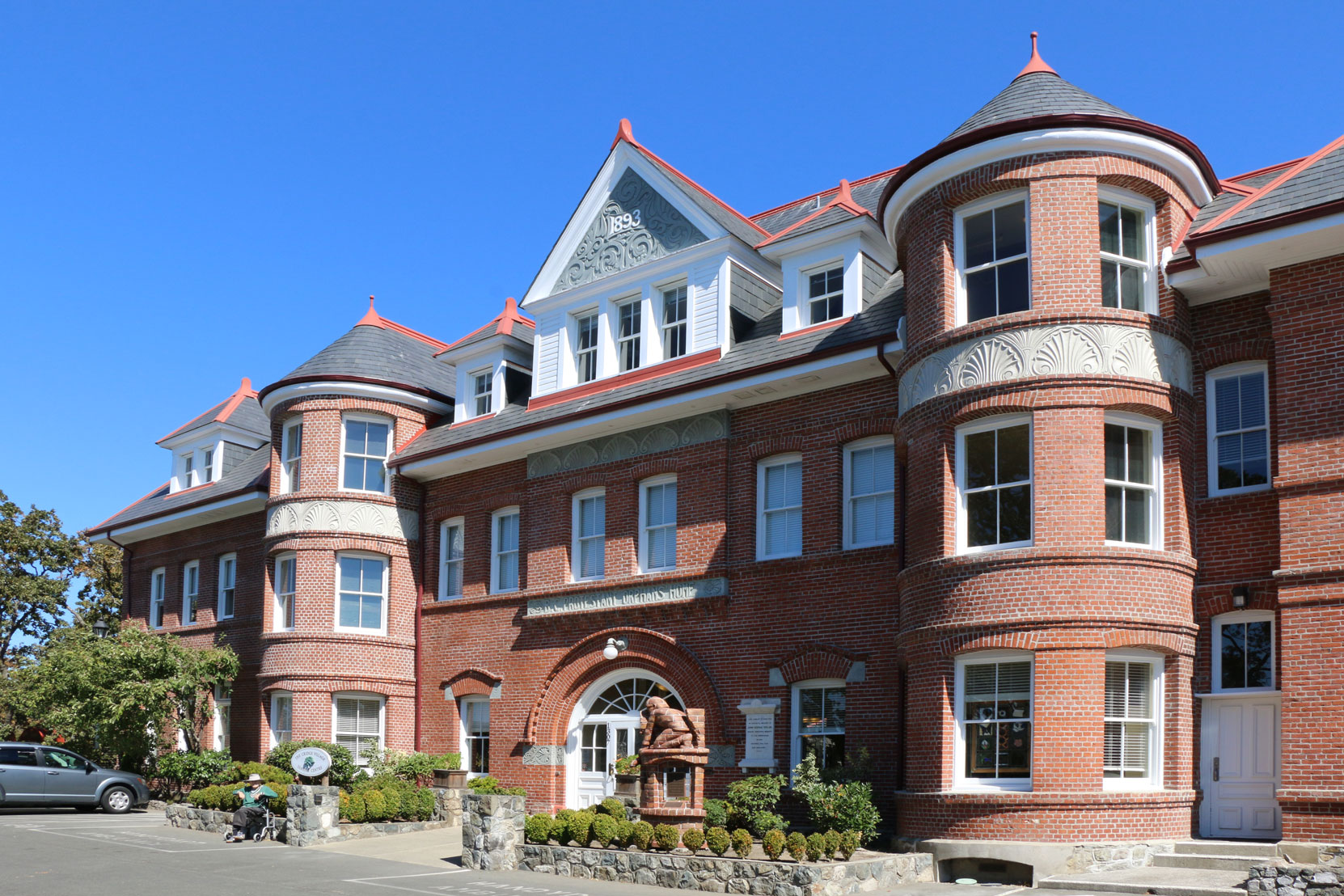 The Cridge Center, originally built in 1893 by architect Thomas Hooper as the B.C. Protestant orphans Home (photo by Victoria Online Sightseeing Tours)