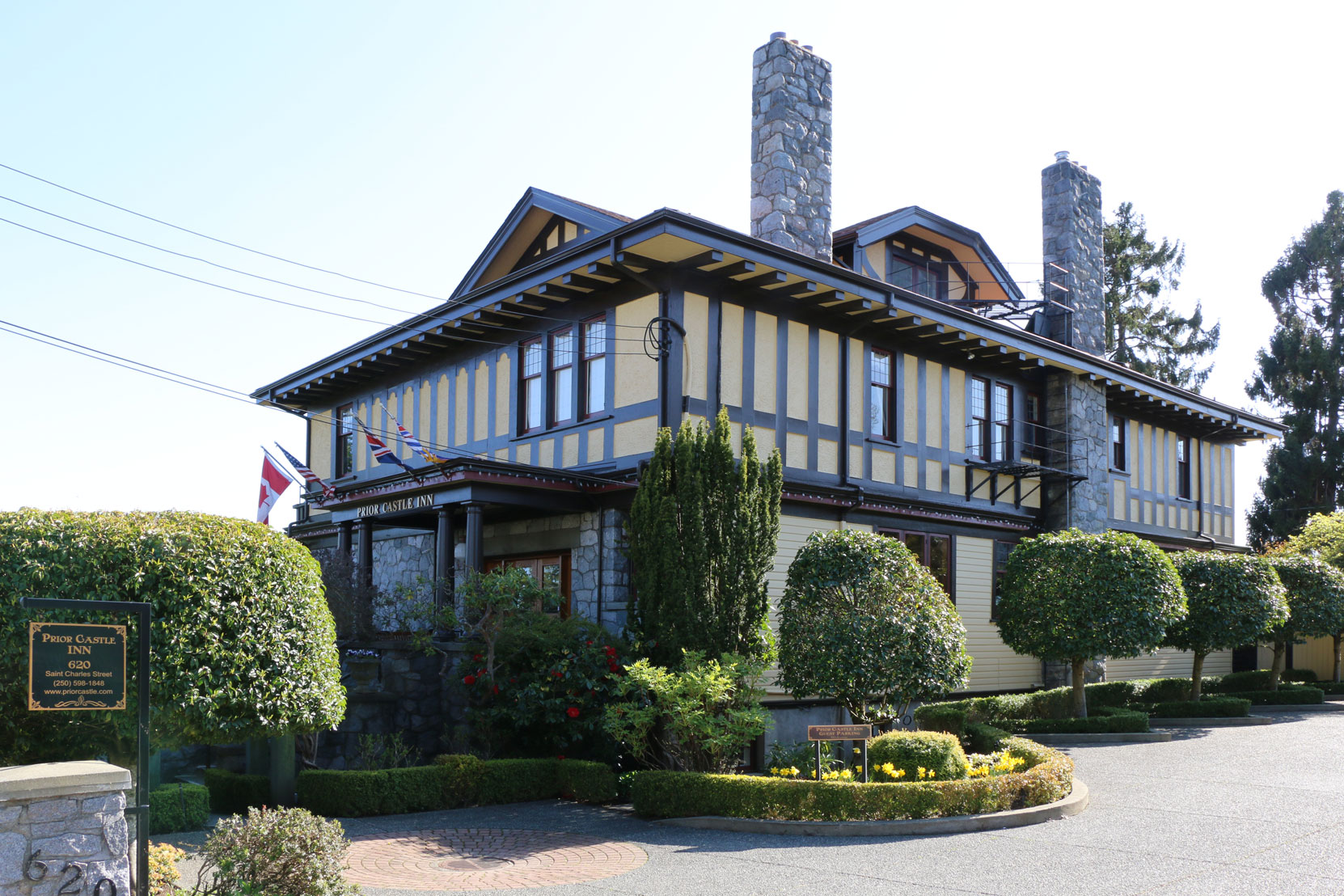 620 St. Charles Street, built in 1911 by architect William Ridgway Wilson for Col. Edward Gawlor Prior (photo by Victoria Online Sightseeing Tours)