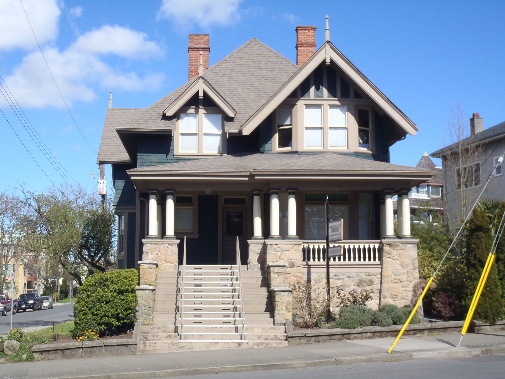 1202 Fort Street, built in 1906 by architects Thomas Hooper and C. Elwood Watkins, is listed on the Victoria Heritage Register (photo: Victoria Online Sightseeing Tours)