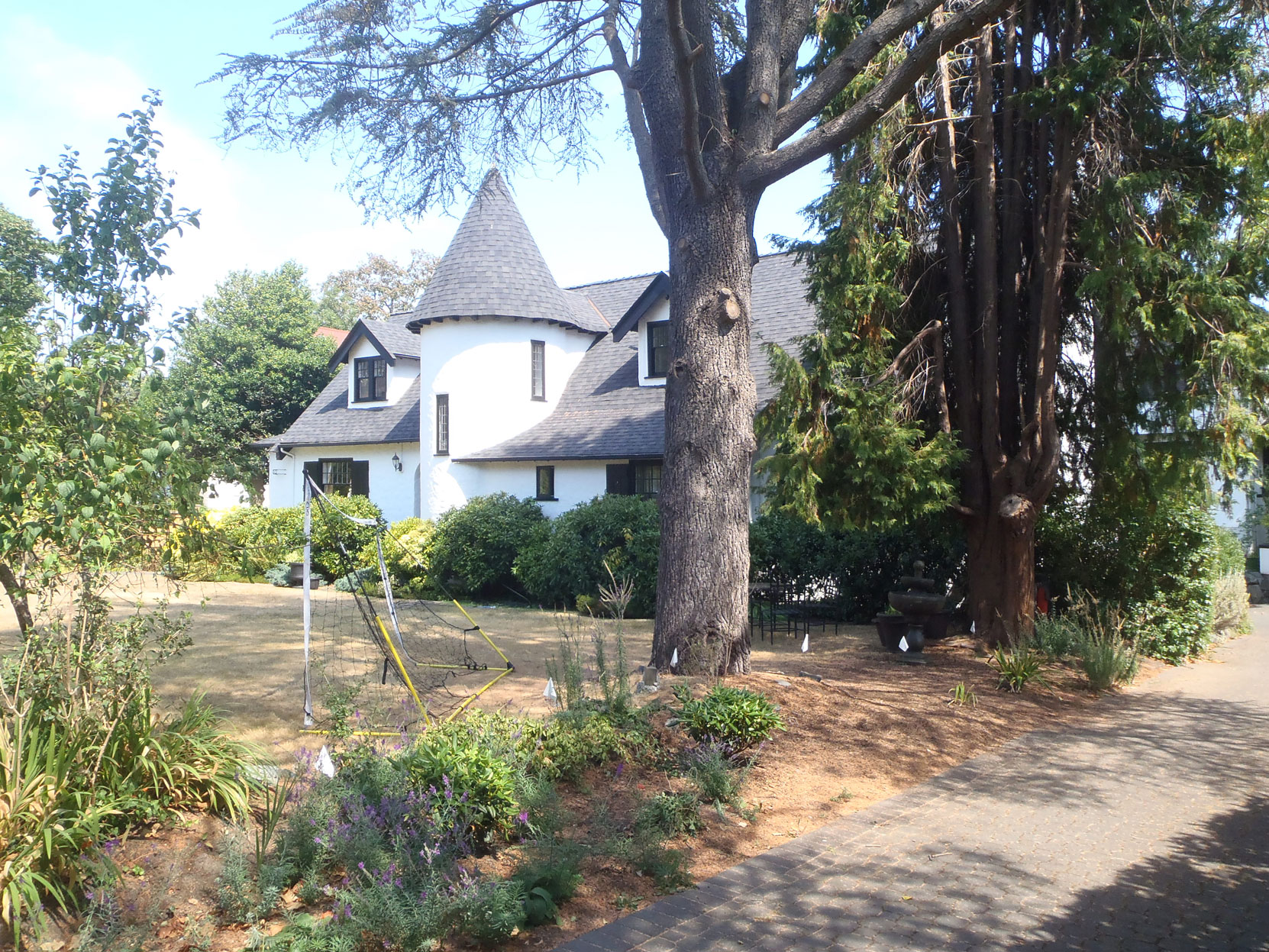 855 Pemberton Road, Victoria, BC. Built in 1906-1907 for Alfred Cornelius Flumerfelt. The design is attributed to architect William D'Orly Rochfort (photo: Victoria Online Sightseeing Tours)