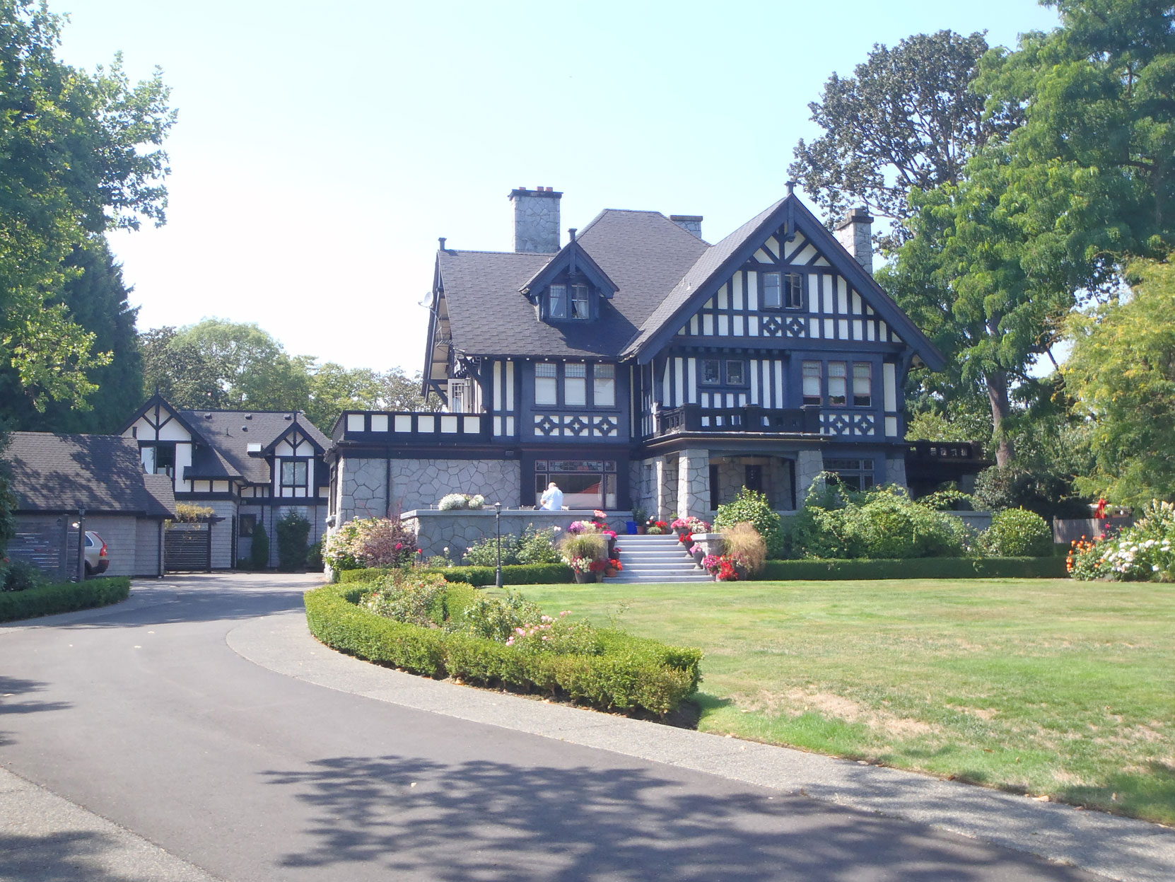 906 Pemberton Road, Victoria, BC. Built in 1910-1911 by architect Samuel Maclure for Edward and Lola Grierson. Alfred Cornelius Flumerfelt moved here when he married Lola Grierson in 1926 (photo:Victoria Online Sightseeing Tours)