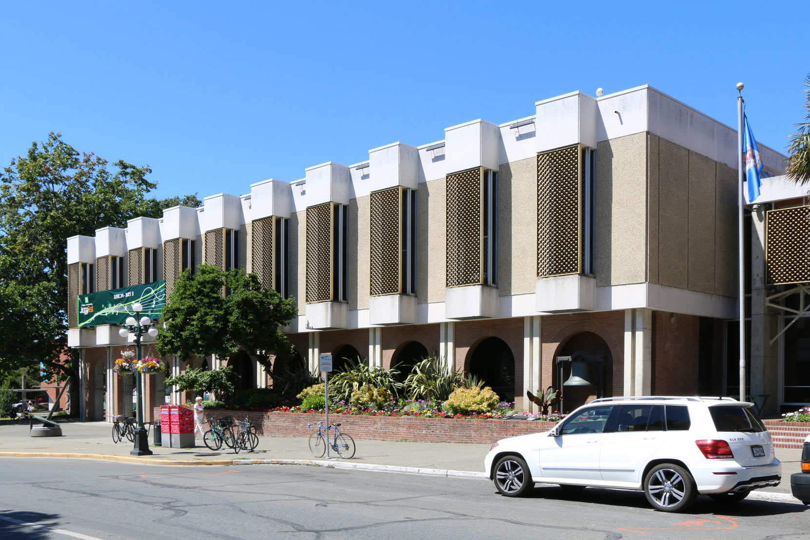 The City Hall Annex, built in 1963, contains the Victoria City Council Chamber. This view is from Pandora Avenue at Broad Street (photo by Victoria Online Sightseeing Tours)