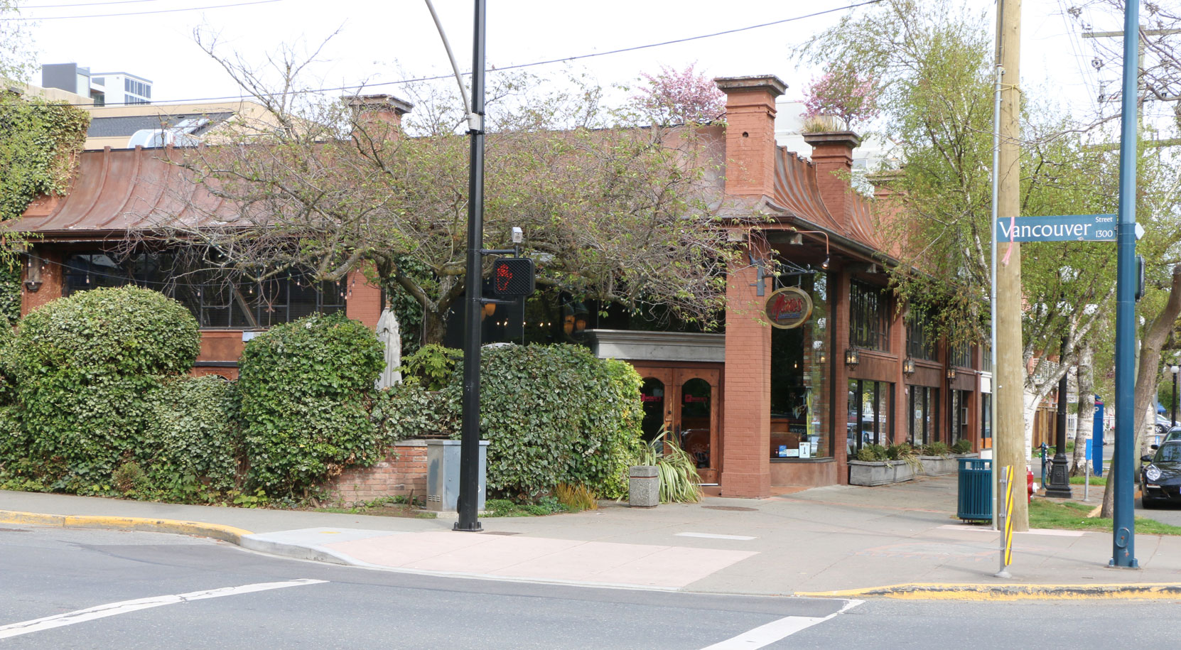 1010 Yates Street, built circa 1901. It is now a restaurant but was used for much of its history as a car dealership. (photo) Victoria Online Sightseeing)