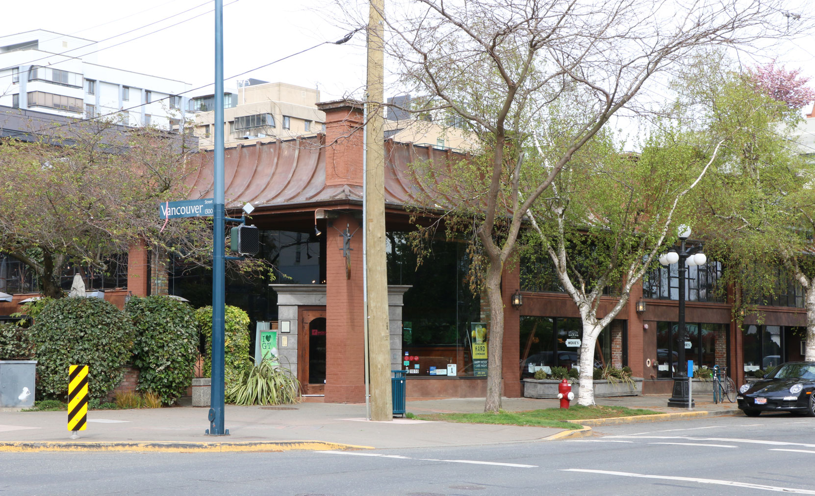 1010 Yates Street, built circa 1901. It is now a restaurant but was used for much of its history as a car dealership. (photo) Victoria Online Sightseeing)