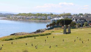 Graves around the altar in the Chinese Cemetery.